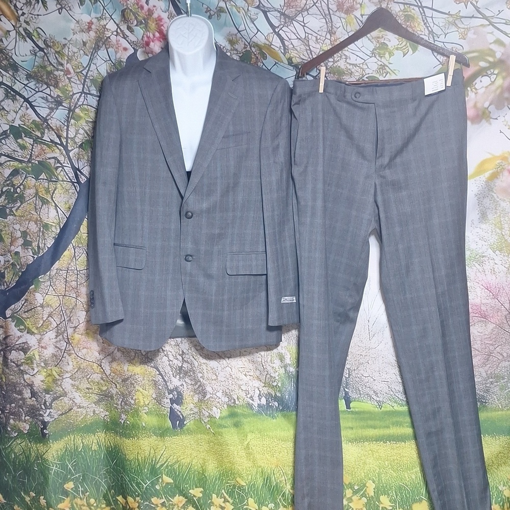 NWT stunning  Peter Miller Grey mens suit 40R pants 34W. 100% wool.